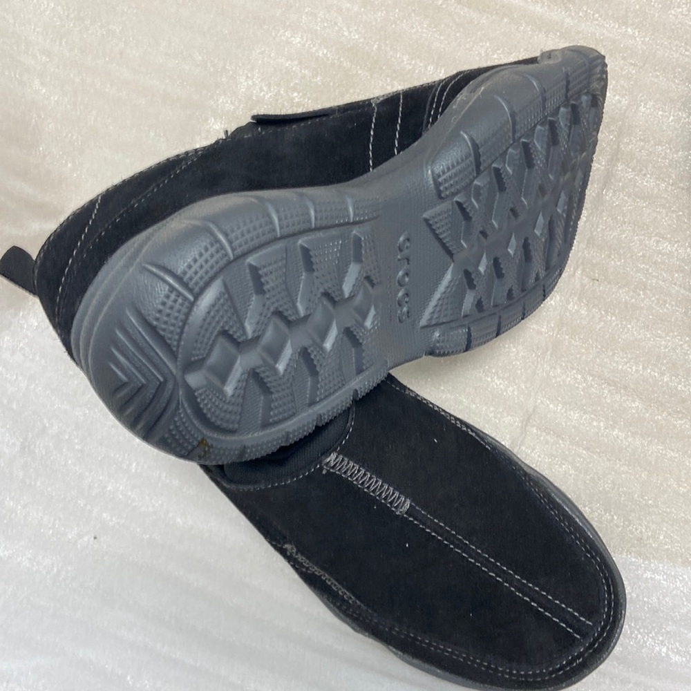 Men’s croc dress shoe in black suede